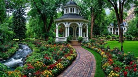 4K Garden Grounds
